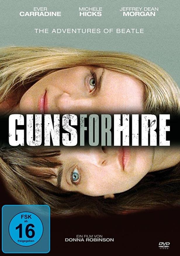 Das Filmplakat für „Guns for Hire“ zeigt zwei Frauen, Ever Carradine und Michele Hicks.