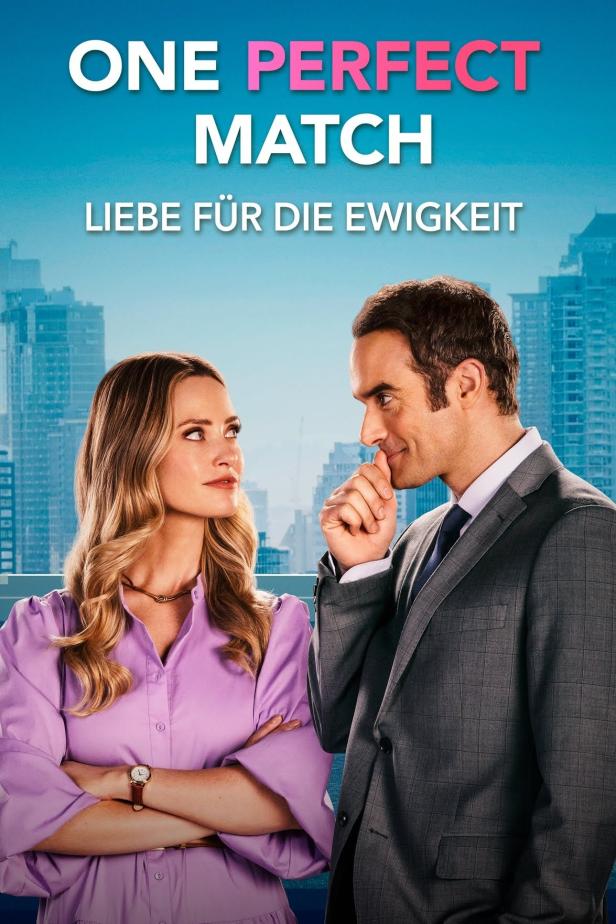 Das Filmplakat für „One Perfect Match: Liebe für die Ewigkeit“ zeigt eine Frau und einen Mann vor einer Skyline.