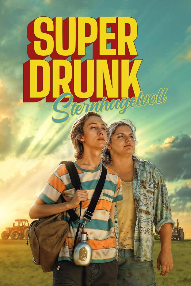 Das Filmplakat zu „Super Drunk: Sternhagelvoll“ zeigt zwei junge Frauen vor einem Feld mit Traktoren.