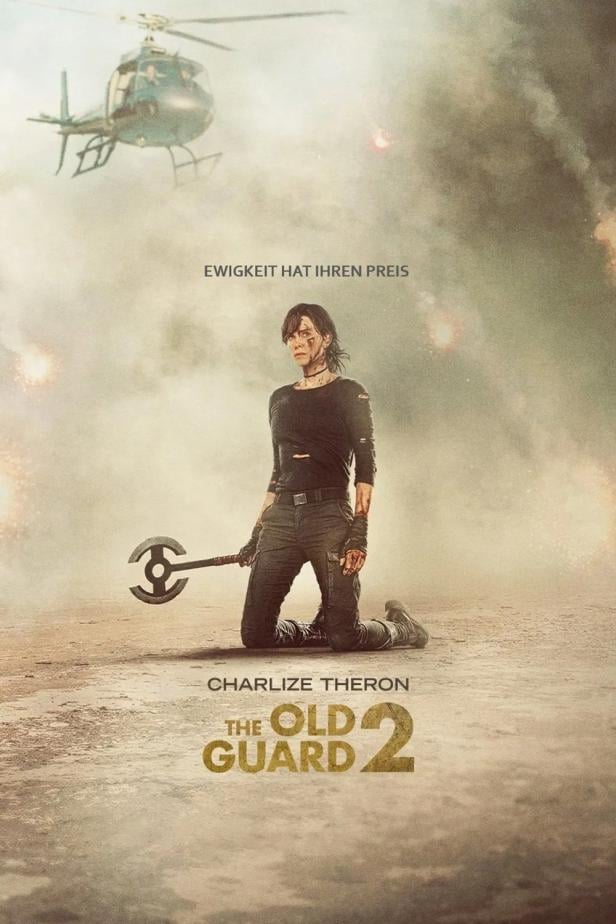 Charlize Theron kniet im Filmplakat für „The Old Guard 2“ mit einer Axt in der Hand.