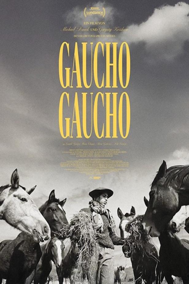 Das Filmplakat für „Gaucho Gaucho“ zeigt einen Gaucho mit einer Pferdeherde.
