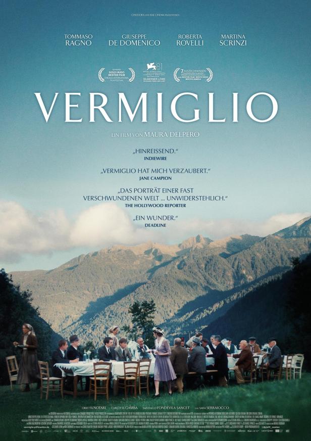 Das Filmplakat für „Vermiglio“ zeigt eine festliche Tafel im Freien vor einer Bergkulisse.