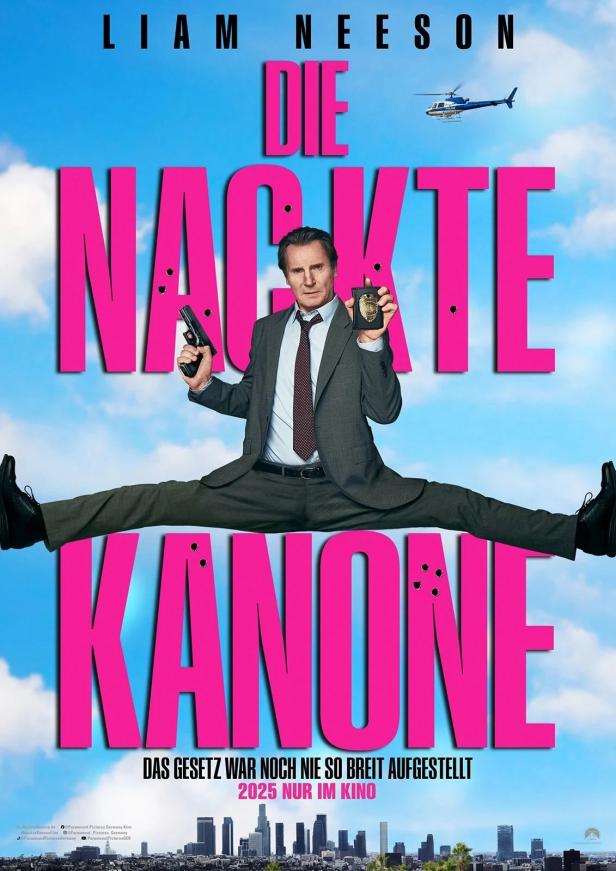 Das Filmplakat für „Die Nackte Kanone“ zeigt Liam Neeson im Spagat vor einer Skyline von Los Angeles.