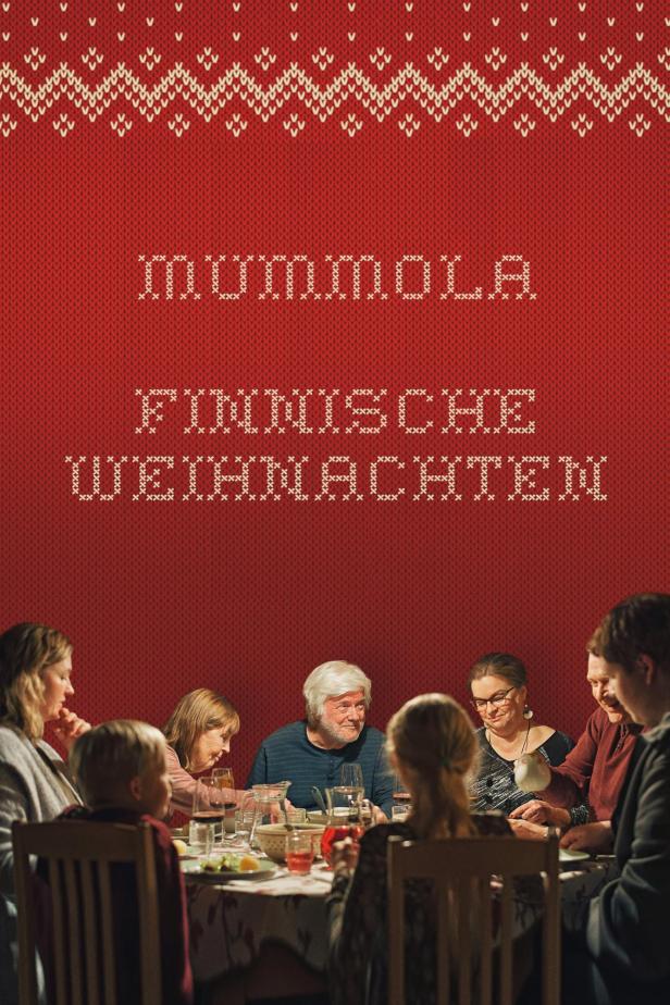 Eine Familie sitzt am Tisch für „Finnische Weihnachten“ in „Mummola“.