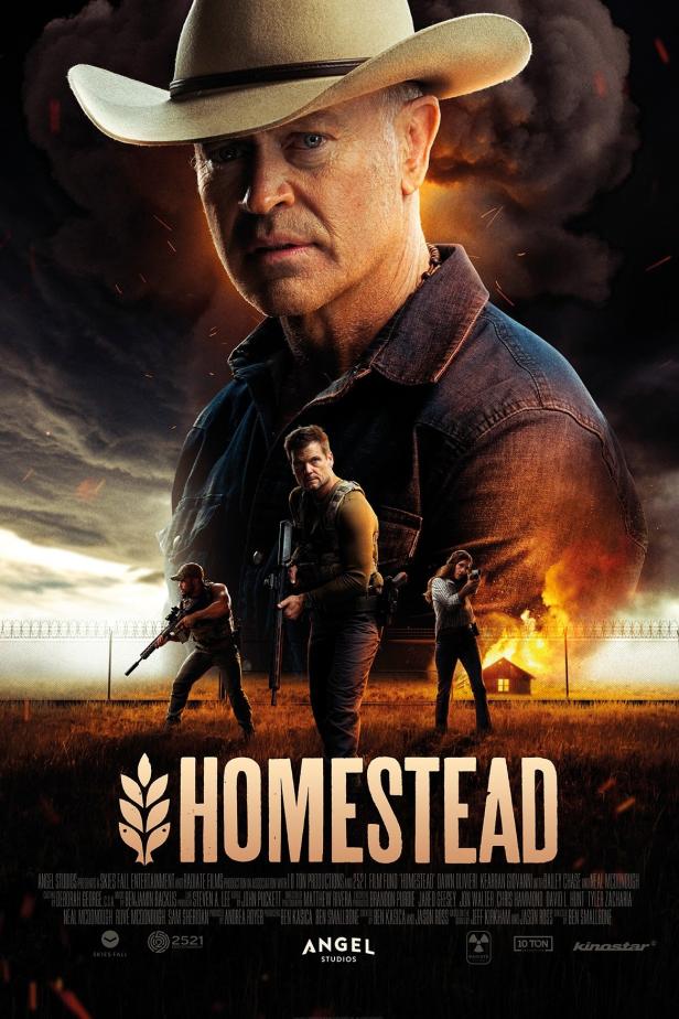 Das Filmplakat für „Homestead“ zeigt einen Mann mit Cowboyhut und bewaffnete Personen vor einem brennenden Haus.