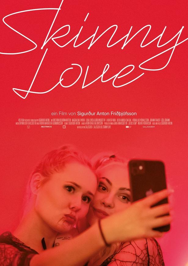 Das Filmplakat für „Skinny Love“ zeigt zwei junge Frauen, die ein Selfie machen.