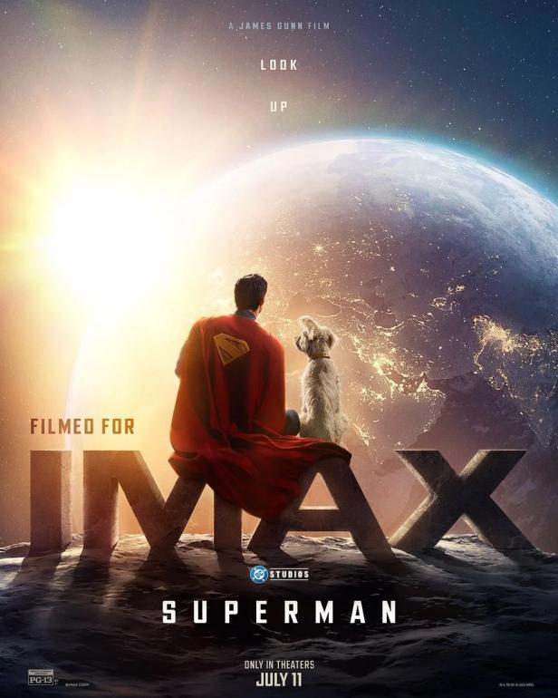 Das Filmplakat für „Superman“ zeigt Superman und seinen Hund vor der Erde sitzend.