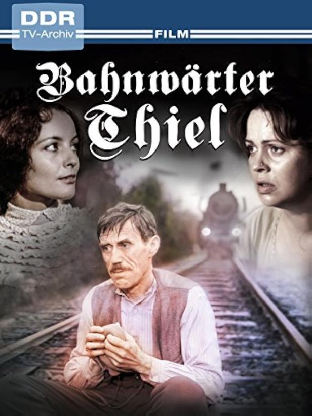 Das Filmplakat für „Bahnwärter Thiel“ zeigt den Protagonisten zwischen zwei Frauen und einer herannahenden Lokomotive.
