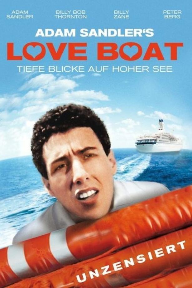 Das Filmplakat für „Adam Sandler's Love Boat“ zeigt Adam Sandler mit Rettungsringen vor einem Kreuzfahrtschiff.