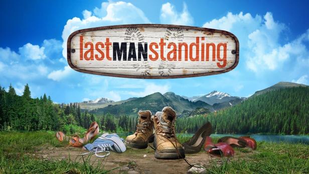 Verschiedene Schuhe stehen vor einer Berglandschaft unter dem Schild „Last Man Standing“.