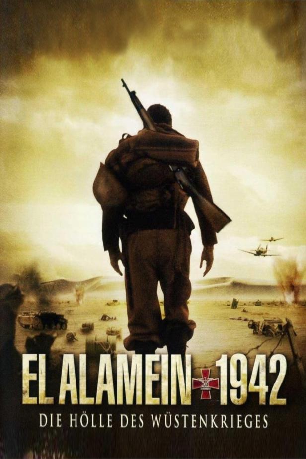 Ein Soldat geht in der Wüste in Richtung eines Kampfes im Film „El Alamein 1942“.
