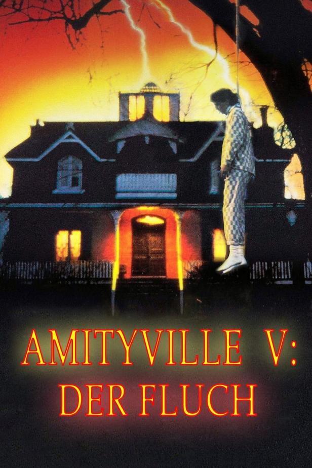 Ein Mann hängt vor einem Haus im Stil des Filmplakats „Amityville V: Der Fluch“.