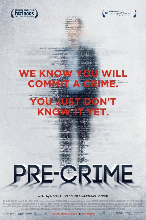 Das Filmplakat zu „Pre-Crime“ zeigt eine verschwommene Person vor Code und dem Text: „We know you will commit a crime.“.