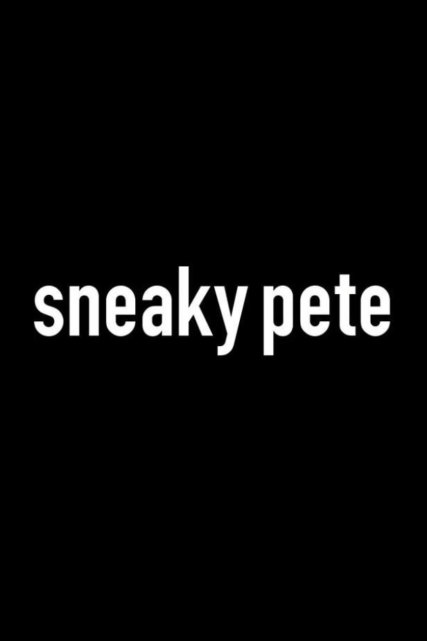 Der Schriftzug „Sneaky Pete“ in weißer Schrift auf schwarzem Hintergrund.