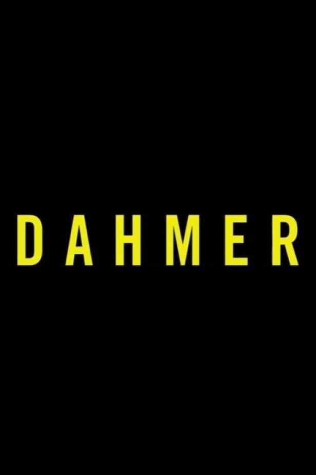 Der Titel „Dahmer“ in gelber Schrift auf schwarzem Hintergrund.