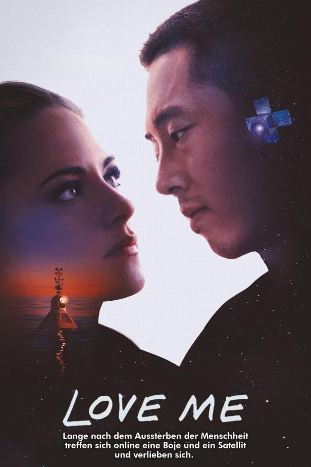 Das Filmplakat für „Love Me“ zeigt eine Frau und einen Mann, überlagert mit einer Boje und einem Satelliten.