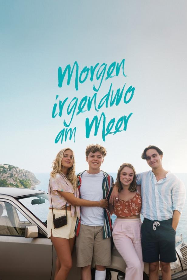 Das Filmplakat für „Morgen irgendwo am Meer“ zeigt vier junge Menschen vor einem Auto am Meer.
