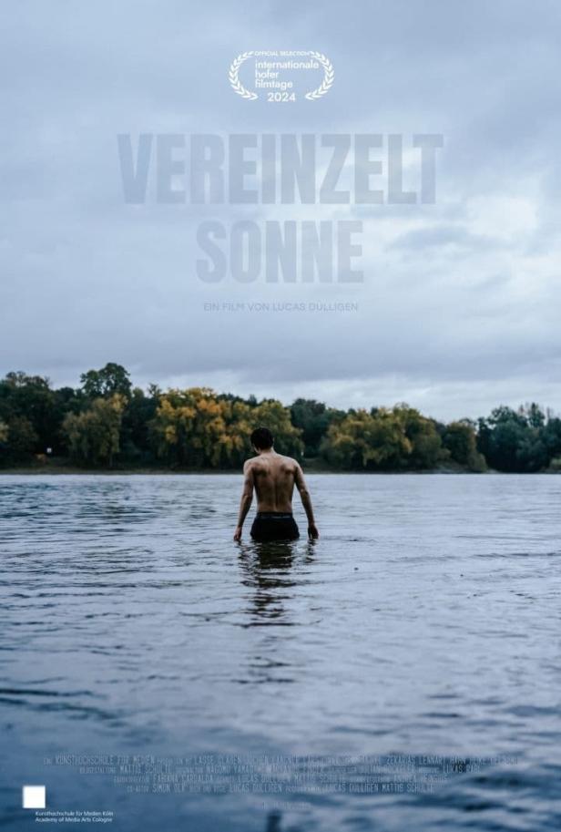 Filmposter für „Vereinzelt Sonne“ von Lucas Dülligen, mit einem Mann, der in einem See steht.