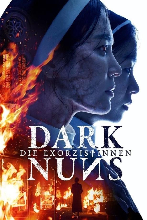 Das Filmplakat für „Dark Nuns: Die Exorzistinnen“ zeigt zwei Nonnen vor einem brennenden Gebäude.