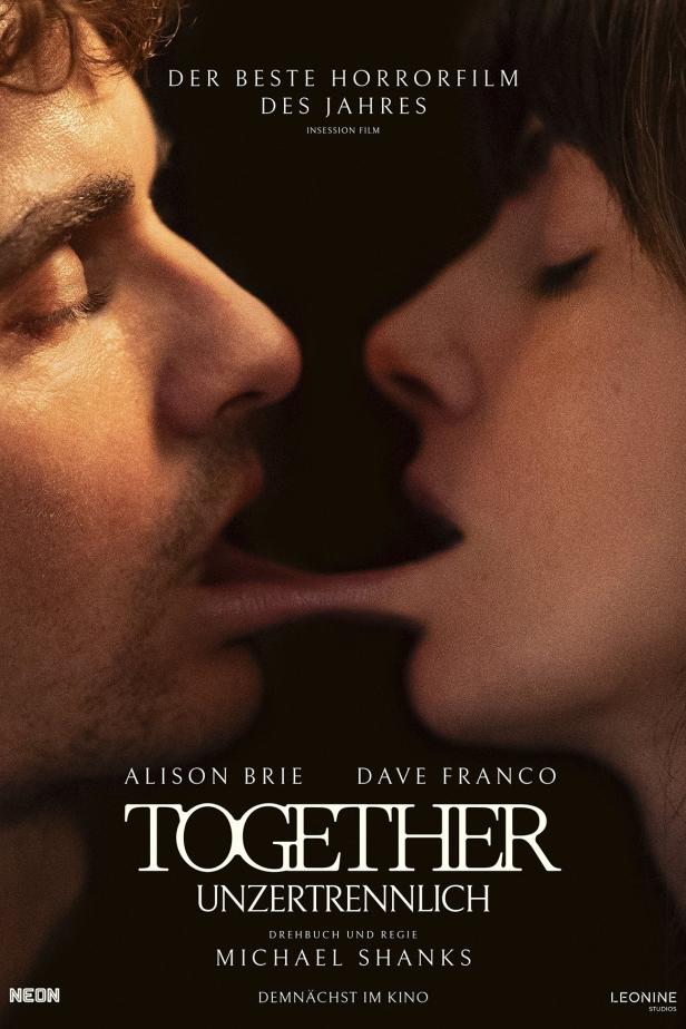 Das Filmplakat für „Together: Unzertrennlich“ mit Alison Brie und Dave Franco zeigt ein Paar, dessen Münder sich berühren.