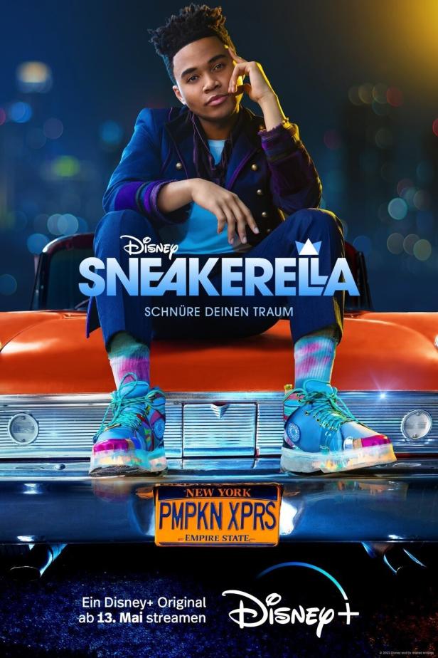 Ein junger Mann sitzt auf der Motorhaube eines Autos, Poster für den Film „Sneakerella“.