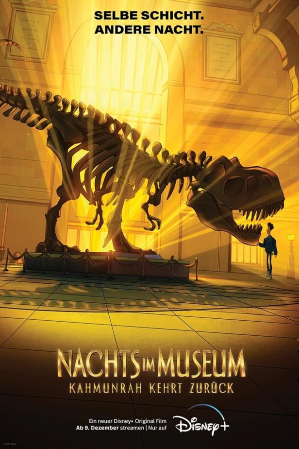 Ein Dinosaurierskelett steht im hell erleuchteten Museum, wie im Film „Nachts im Museum: Kahmunrah kehrt zurück“.