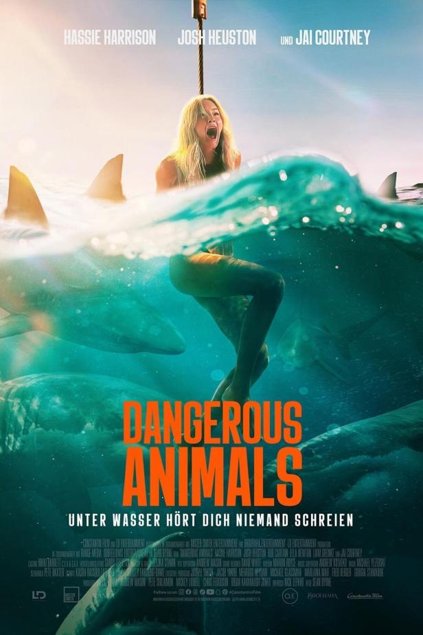 Eine schreiende Frau im Wasser, umgeben von Haien, auf dem Filmplakat zu „Dangerous Animals“.