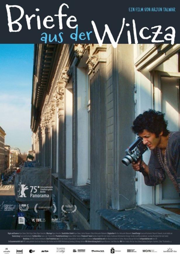 Ein Mann filmt aus einem Fenster; Filmposter für „Briefe aus der Wilcza“.