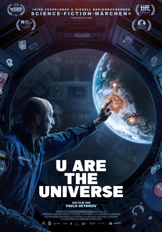 Ein Astronaut deutet auf eine Erde, die von Explosionen heimgesucht wird, Filmposter „U Are the Universe“.