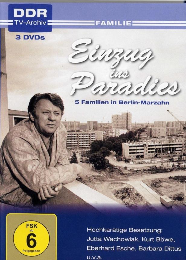 Das Cover der DDR-TV-Archiv-DVD „Einzug ins Paradies“ mit Kurt Böwe vor einer Platte in Berlin-Marzahn.
