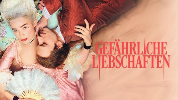 Ein Paar in historischer Kleidung liegt vor dem Schriftzug „Gefährliche Liebschaften“.