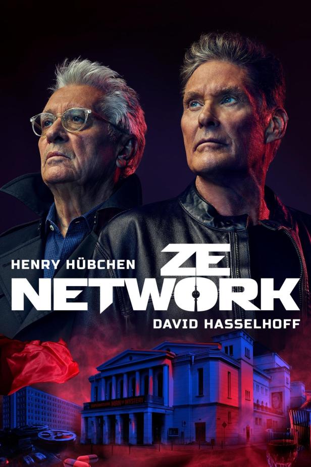 Das Filmplakat für „Ze Network“ zeigt Henry Hübchen und David Hasselhoff vor einem Theater.