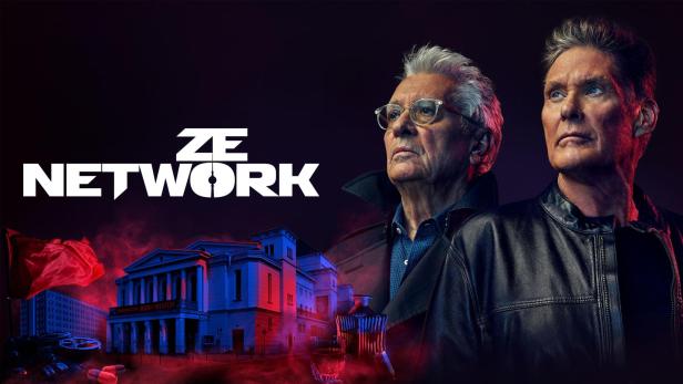 Ein Werbebild für „ZE Network“ mit Udo Kier und David Hasselhoff vor einem Theater.