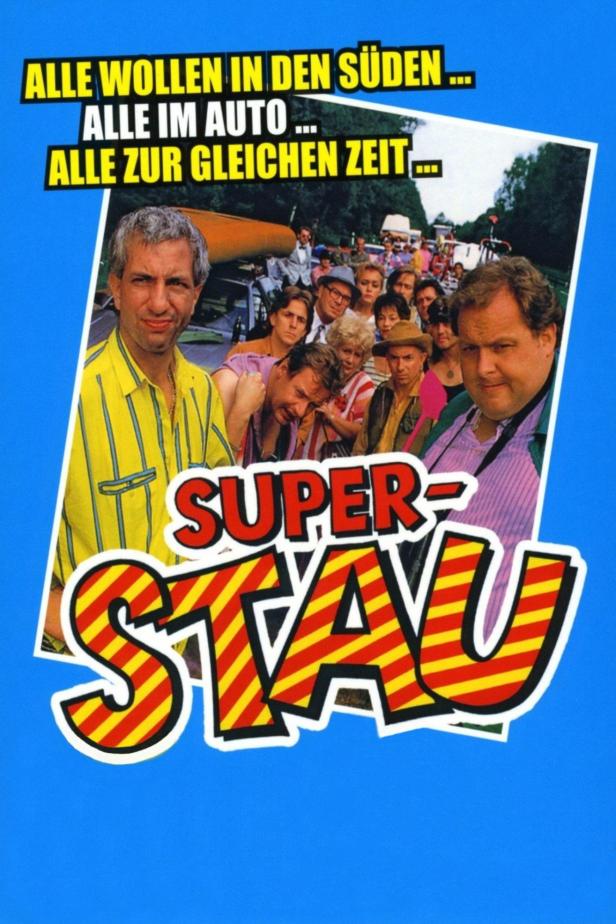Das Filmplakat für „Superstau“ zeigt eine Gruppe von Menschen und Autos im Stau.