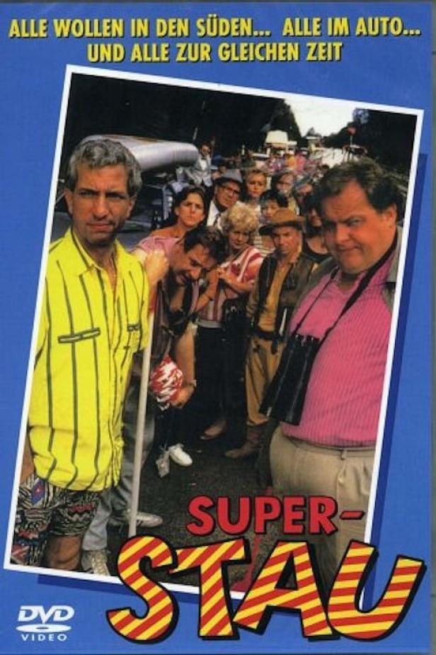 Das DVD-Cover des Films „Superstau“ zeigt eine Menschenmenge vor einem Stau.