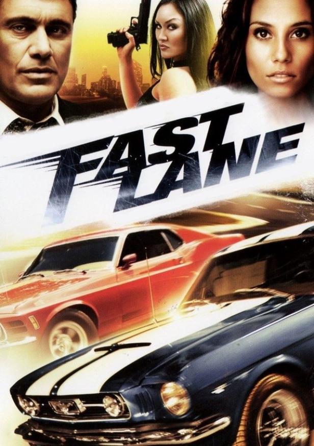 Das Filmplakat für „Fast Lane“ zeigt Schauspieler und zwei Muscle-Cars.