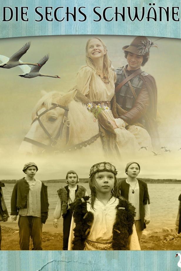 Das Filmplakat für „Die sechs Schwäne“ zeigt eine Szene mit einer Frau auf einem Pferd und sechs Kindern am Ufer.