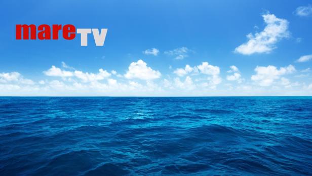 Der Schriftzug „mareTV“ vor blauem Himmel und Meer.