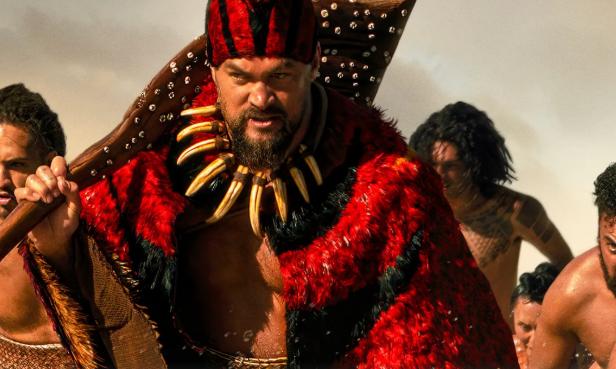 Jason Momoa als Stammesführer in traditioneller Kriegerkleidung.