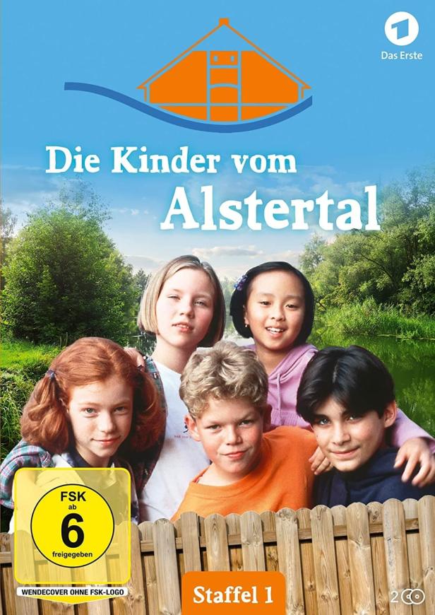 Das Cover der ersten Staffel von „Die Kinder vom Alstertal“ zeigt fünf Kinder vor einer Flusslandschaft.