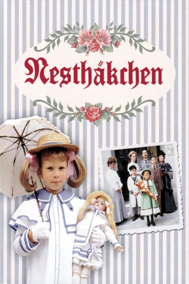 Das Cover des Buches „Nesthäkchen“ zeigt ein junges Mädchen mit einer Puppe.