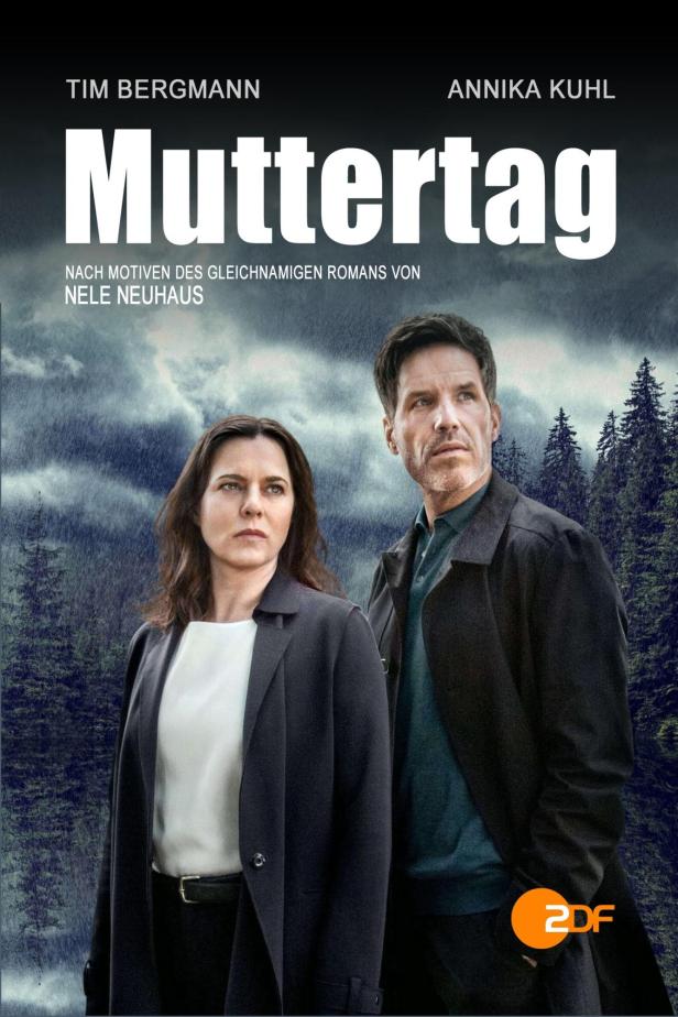 Das Filmplakat zu „Muttertag“ mit Tim Bergmann und Annika Kuhl vor regnerischer Waldkulisse.