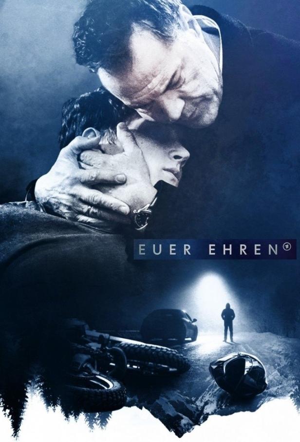 Das Filmplakat für „Euer Ehren“ zeigt einen Vater, der seinen Sohn beschützend umarmt, mit einem Unfall im Hintergrund.