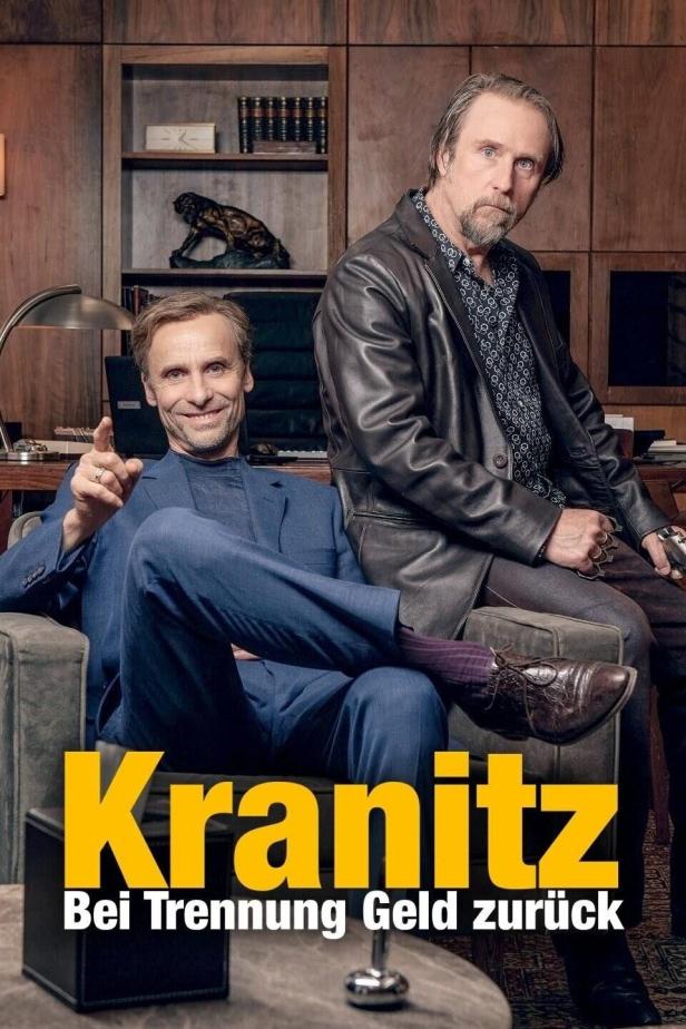 Zwei Männer posieren auf einem Werbeplakat für die deutsche Fernsehserie „Kranitz – Bei Trennung Geld zurück“.