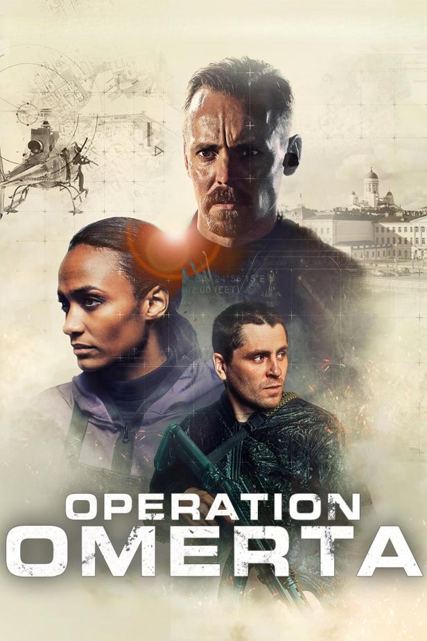 Das Filmplakat für „Operation Omerta“ zeigt drei entschlossene Protagonisten vor einer Karte von Helsinki.