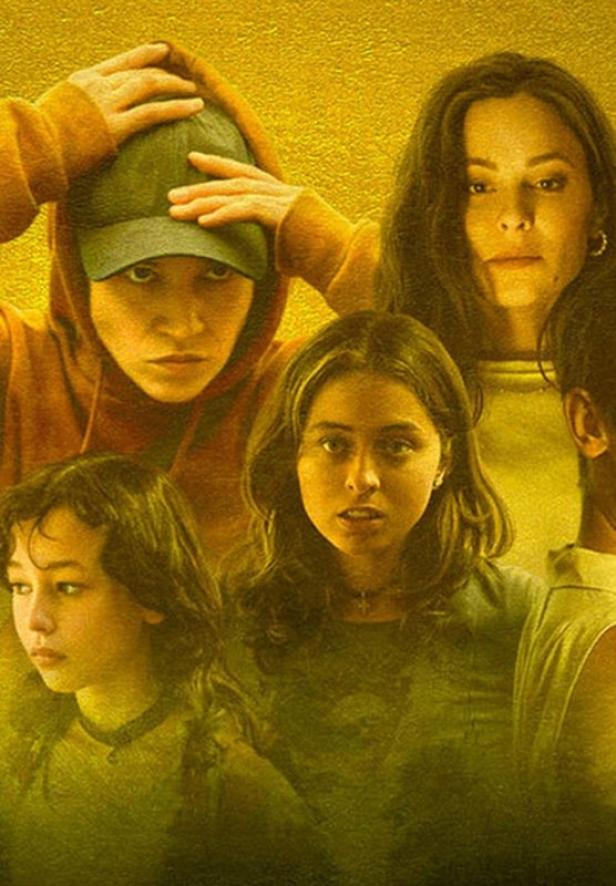 Das Filmplakat zeigt eine Gruppe von Frauen und Mädchen vor einem gelben Hintergrund.