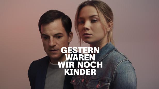 Ein Mann und eine junge Frau stehen vor einem rosafarbenen Hintergrund, im Vordergrund der Titel „Gestern waren wir noch Kinder“.