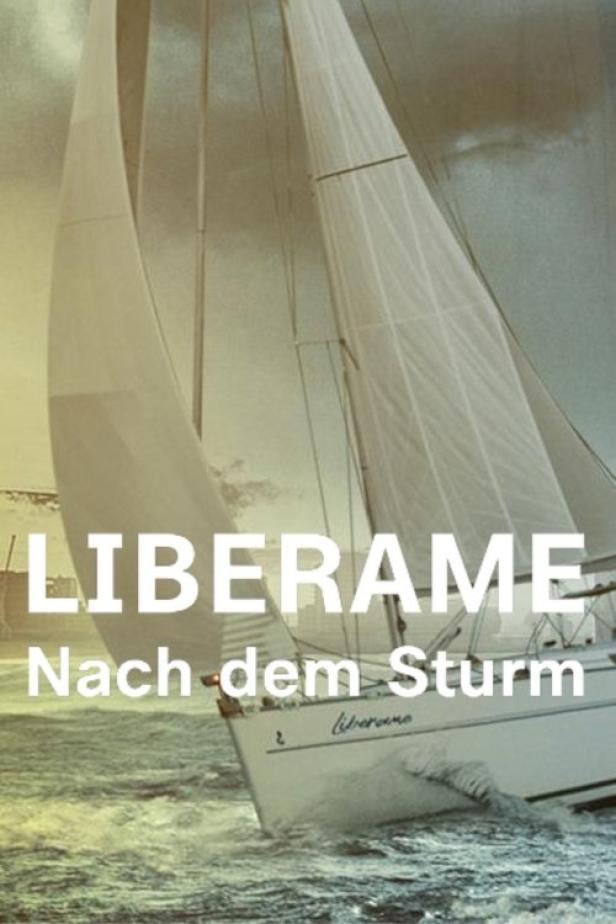 Ein Segelboot namens „Liberame“ fährt auf dem Meer.