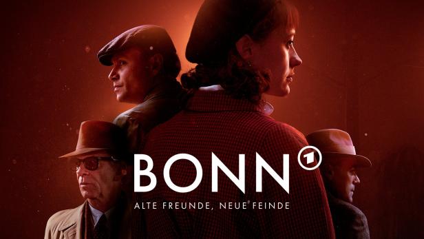Das Poster zur Fernsehserie „Bonn – Alte Freunde, neue Feinde“ zeigt vier Personen in den 1950er Jahren.