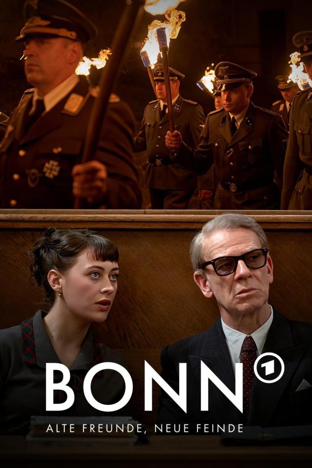 Das Filmplakat zu „Bonn: Alte Freunde, neue Feinde“ zeigt eine Frau, einen Mann und uniformierte Männer mit Fackeln.